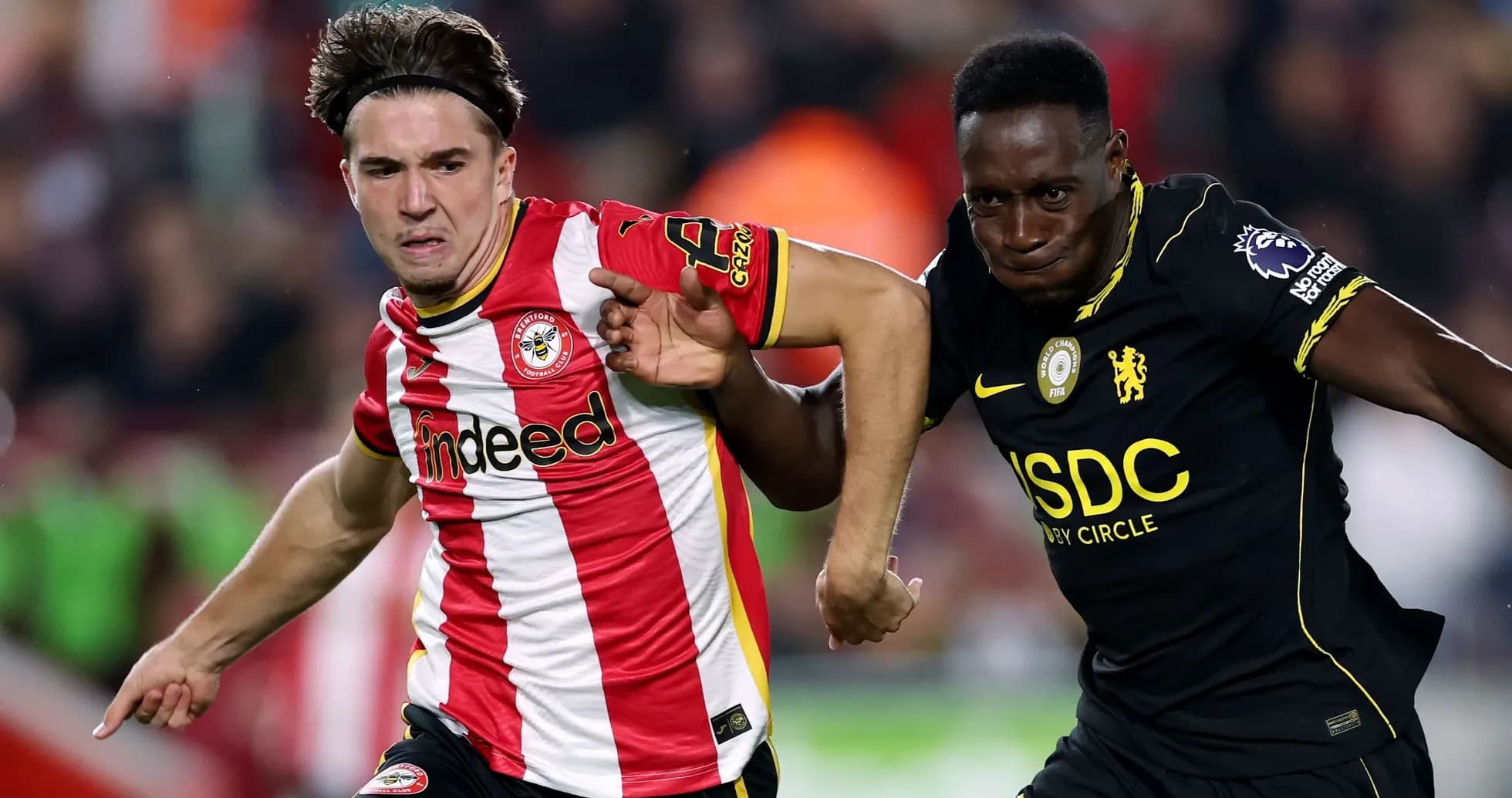 Jugadores de Brentford y Chelsea compitiendo por el balón Jugadores de Brentford y Chelsea compitiendo por el balón