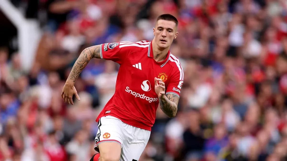 Jugador de Manchester United corriendo en el campo Jugador de Manchester United corriendo en el campo