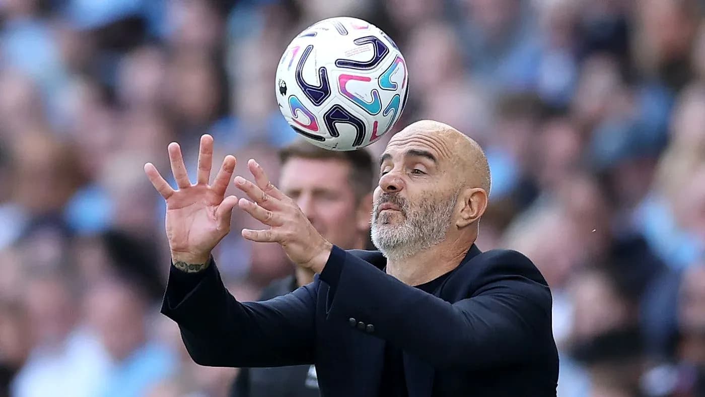 Entrenador tratando de atrapar un balón en el aire Entrenador tratando de atrapar un balón en el aire