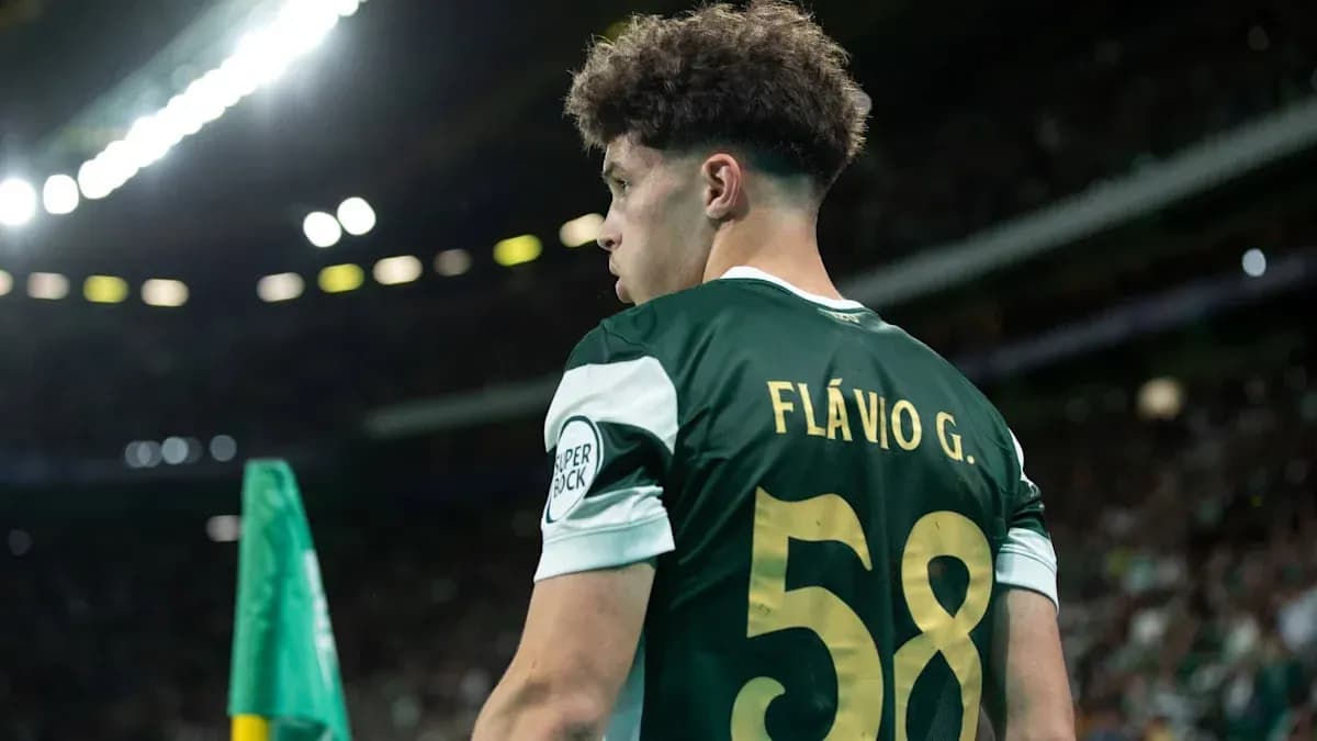 Jugador de fútbol Flávio G. en el campo Jugador de fútbol Flávio G. en el campo
