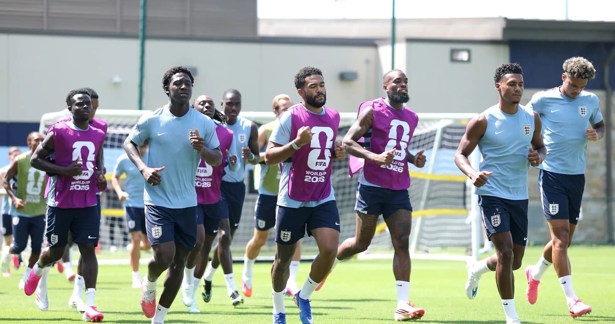 Jugadores de Inglaterra corriendo durante entrenamiento Jugadores de Inglaterra corriendo durante entrenamiento