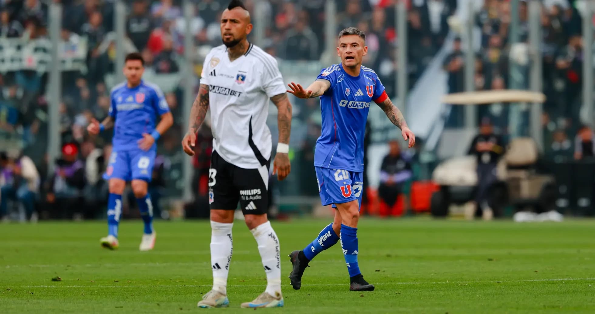 Jugadores de Universidad de Chile y Colo Colo en acción Jugadores de Universidad de Chile y Colo Colo en acción