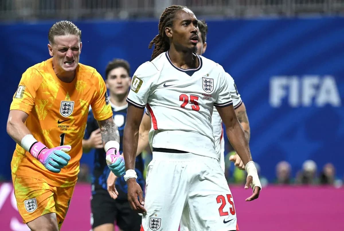 Jugadores de Inglaterra en acción durante un partido Jugadores de Inglaterra en acción durante un partido