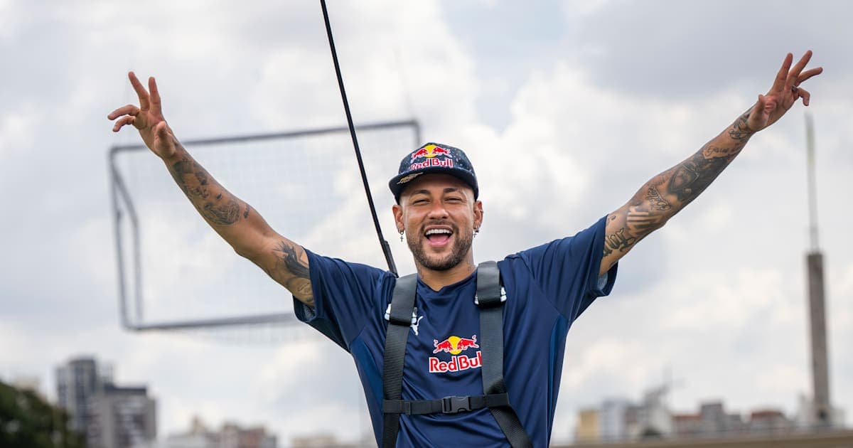 Neymar celebrando con los brazos en alto Neymar celebrando con los brazos en alto