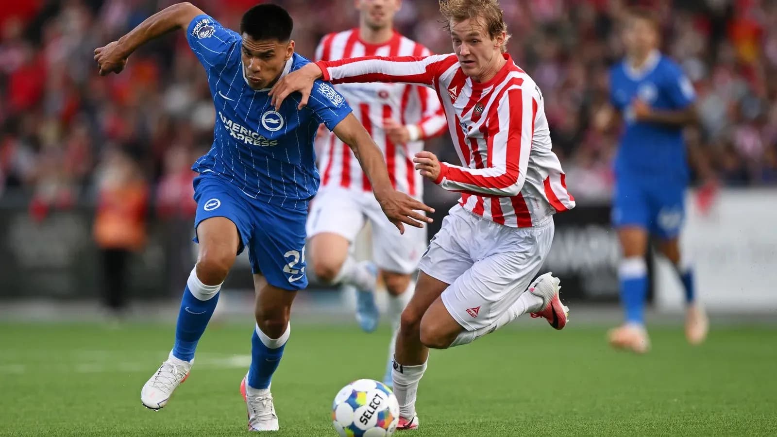 Jugador de Brighton luchando por el balón con oponente Jugador de Brighton luchando por el balón con oponente
