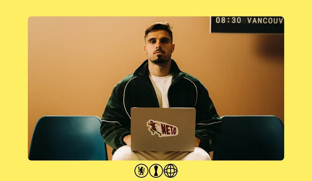 Joven sentado con laptop en un entorno moderno Joven sentado con laptop en un entorno moderno