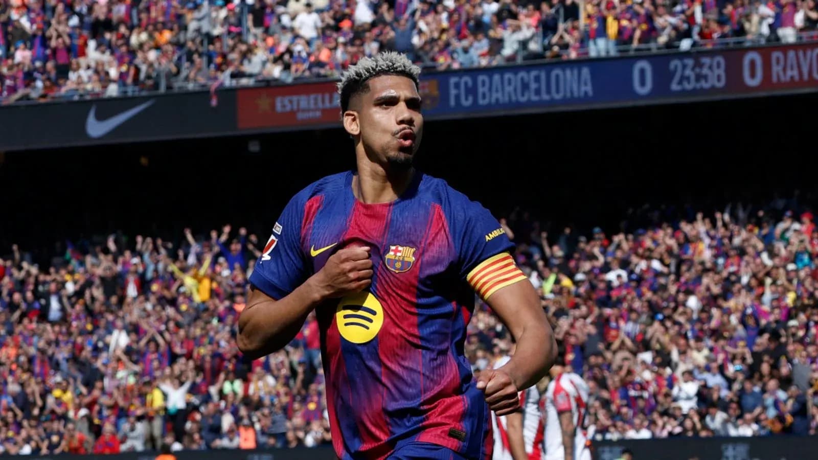 Jugador de FC Barcelona celebrando un gol en el estadio Jugador de FC Barcelona celebrando un gol en el estadio