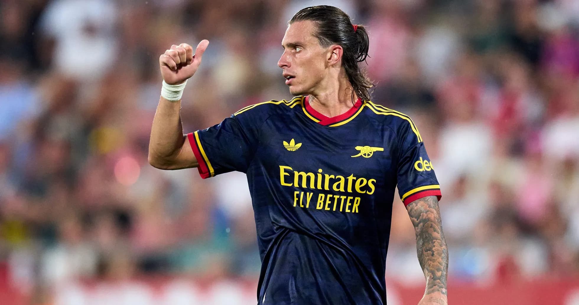 Jugador de Arsenal señalando con el pulgar hacia arriba Jugador de Arsenal señalando con el pulgar hacia arriba