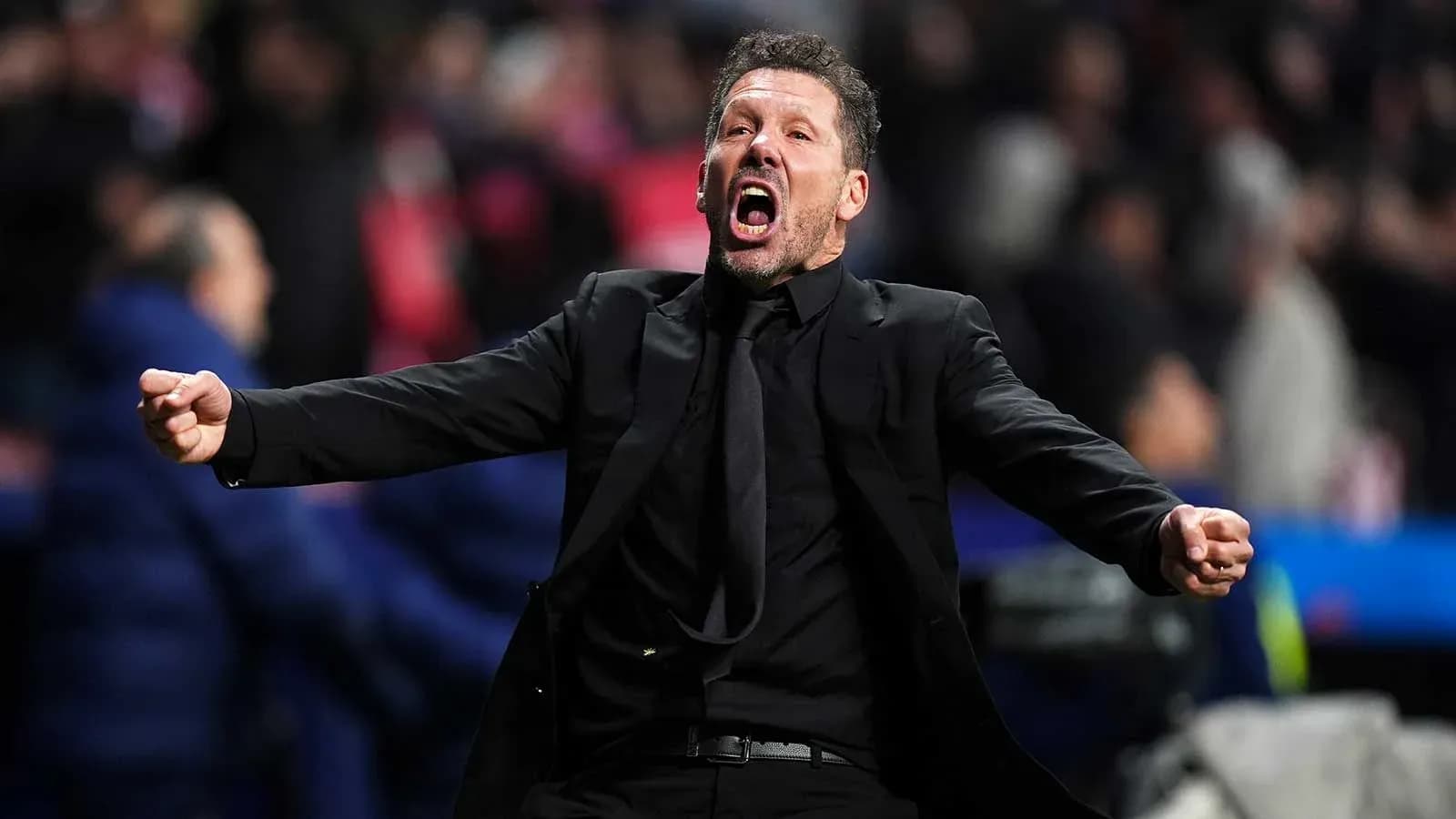 Entrenador gesticulando durante un partido de fútbol Entrenador gesticulando durante un partido de fútbol