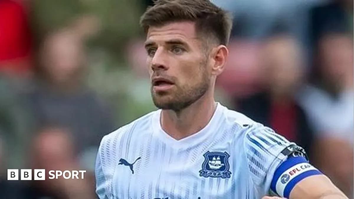 Jugador con cinta de capitán en acción en el campo Jugador con cinta de capitán en acción en el campo