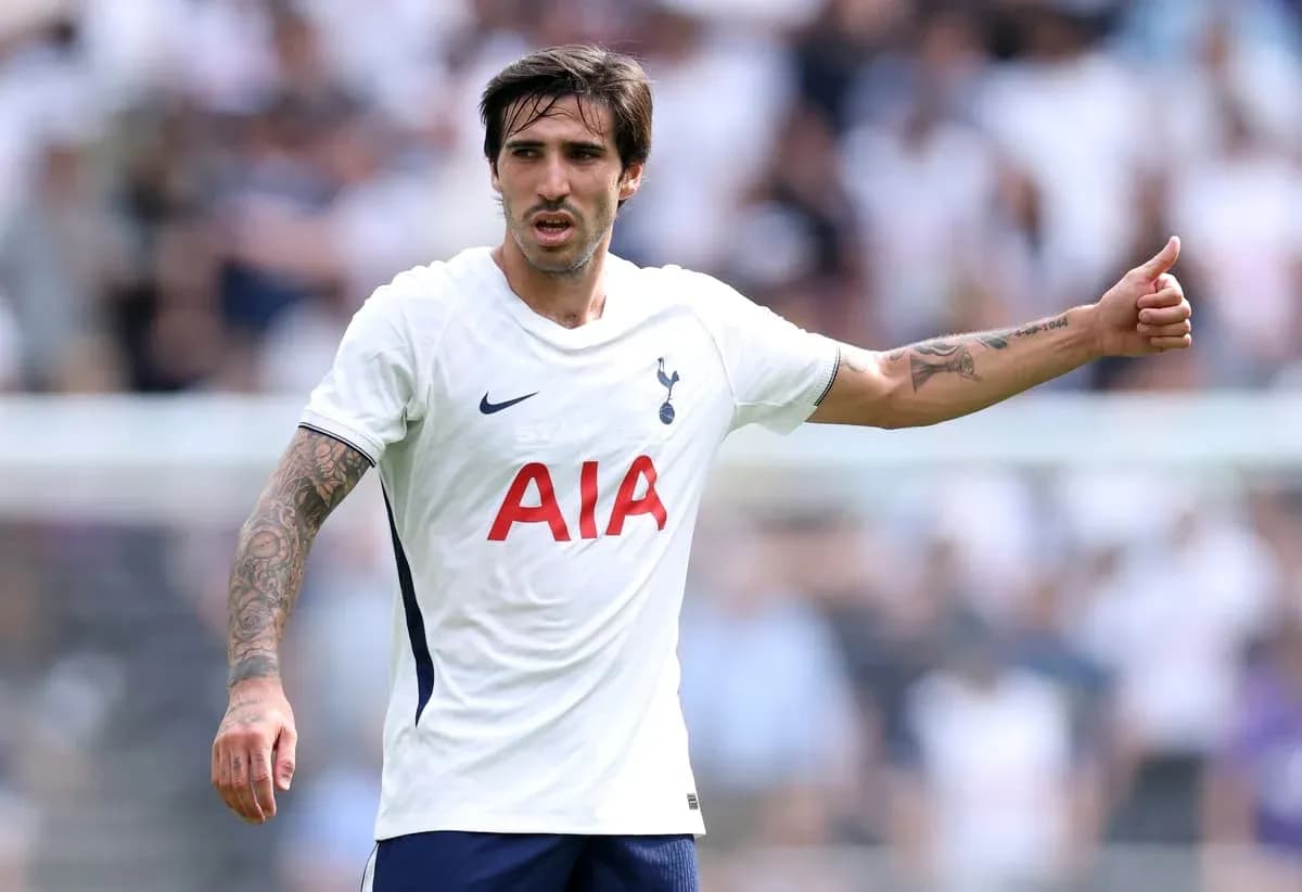 Jugador de Tottenham señalando durante el partido Jugador de Tottenham señalando durante el partido