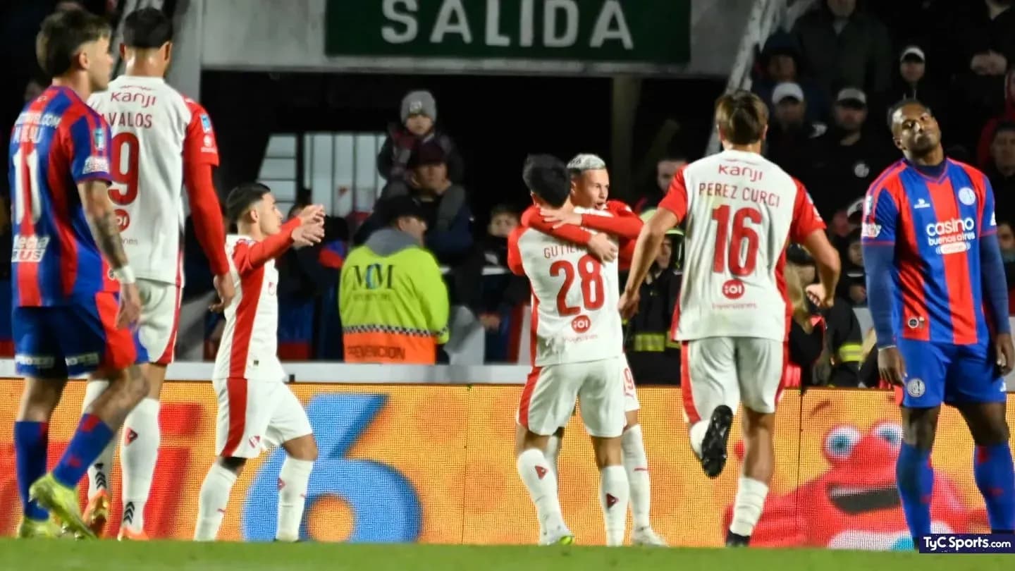 Jugadores de Independiente celebrando un gol Jugadores de Independiente celebrando un gol