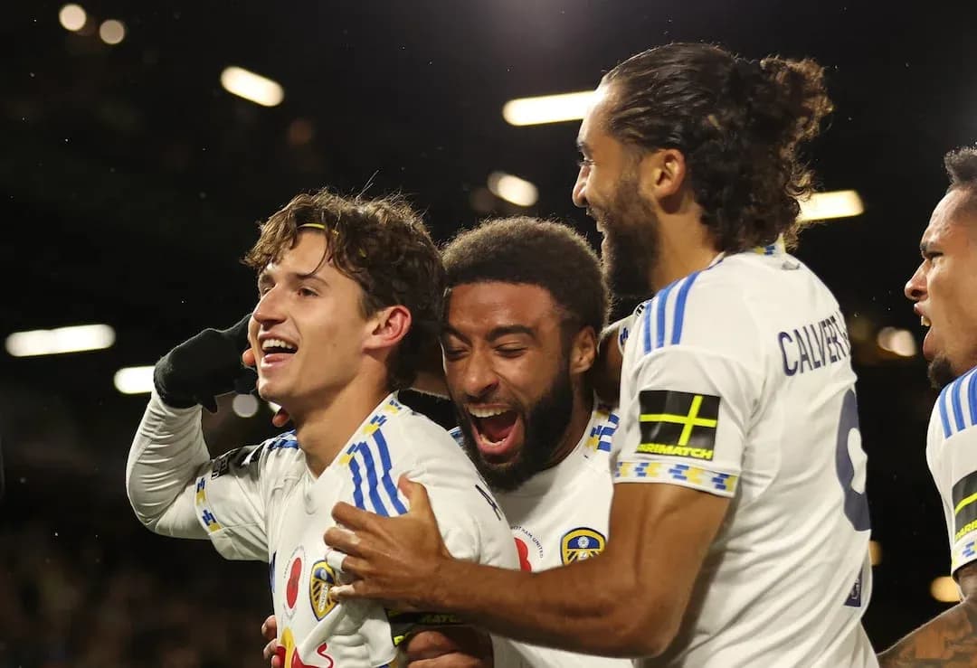 Jugadores de Leeds celebrando un gol Jugadores de Leeds celebrando un gol