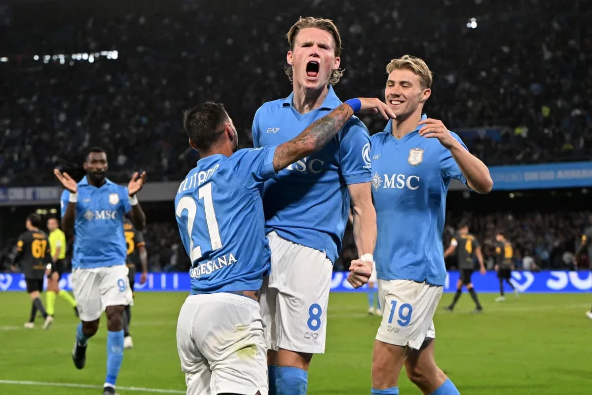 Jugadores de Napoli celebrando un gol Jugadores de Napoli celebrando un gol