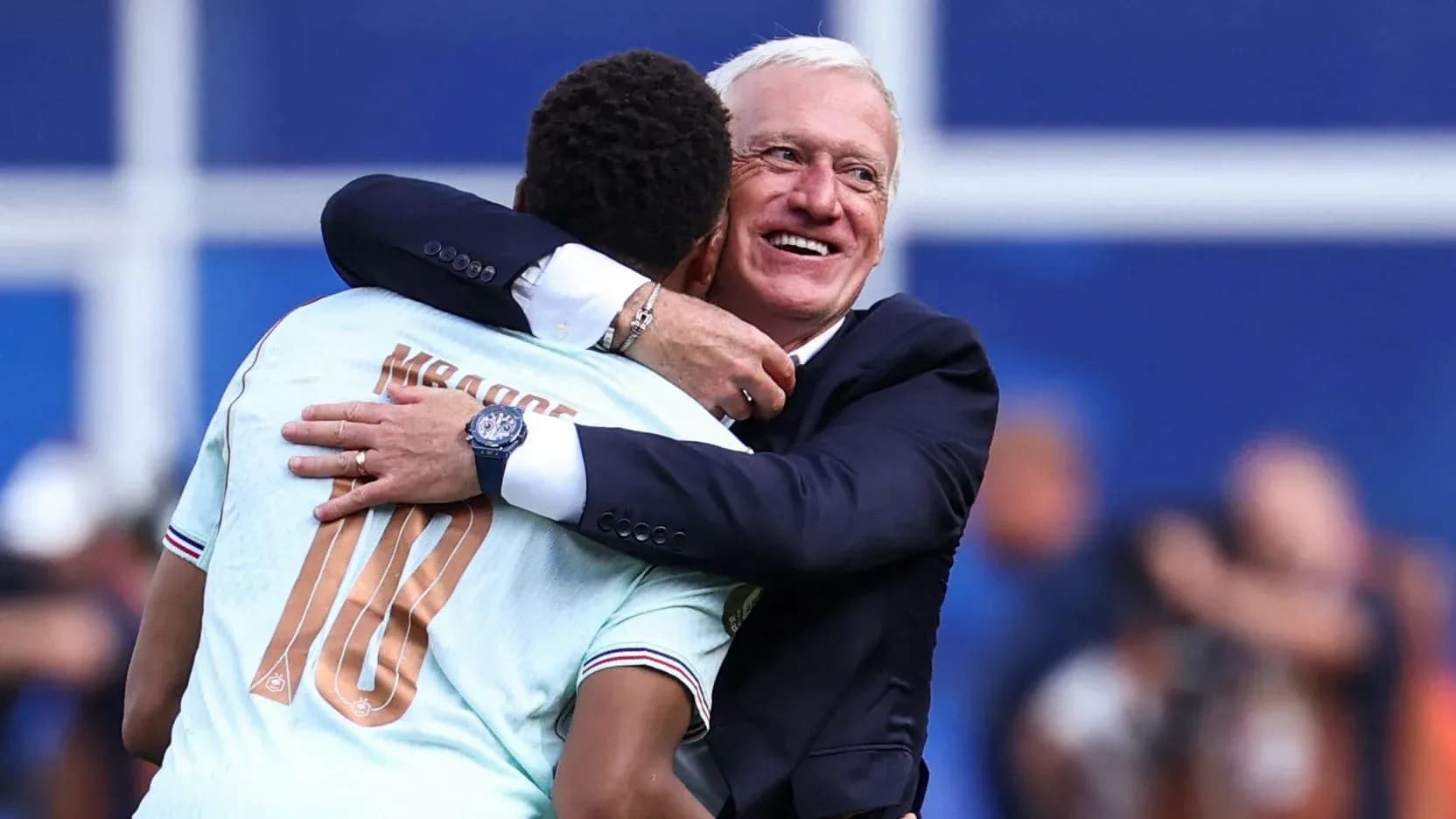 Entrenador abrazando a jugador tras el partido Entrenador abrazando a jugador tras el partido