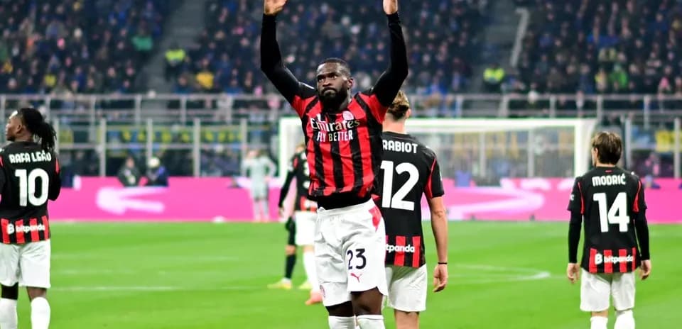 Jugadores del AC Milan celebrando en el campo Jugadores del AC Milan celebrando en el campo