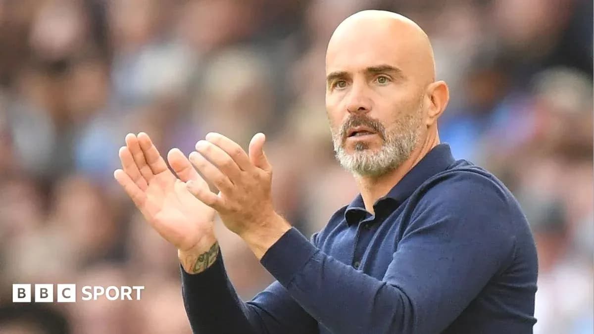 Entrenador aplaudiendo durante un partido Entrenador aplaudiendo durante un partido
