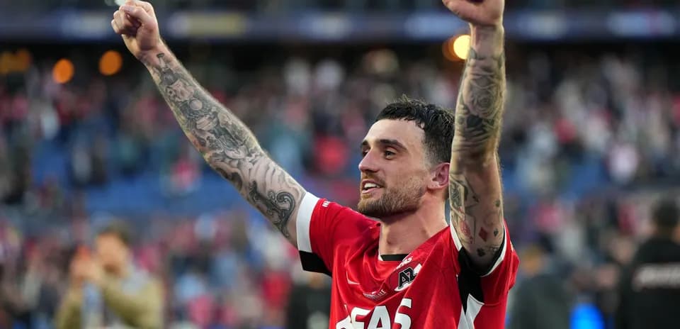Jugador de AZ Alkmaar celebrando con los brazos en alto Jugador de AZ Alkmaar celebrando con los brazos en alto