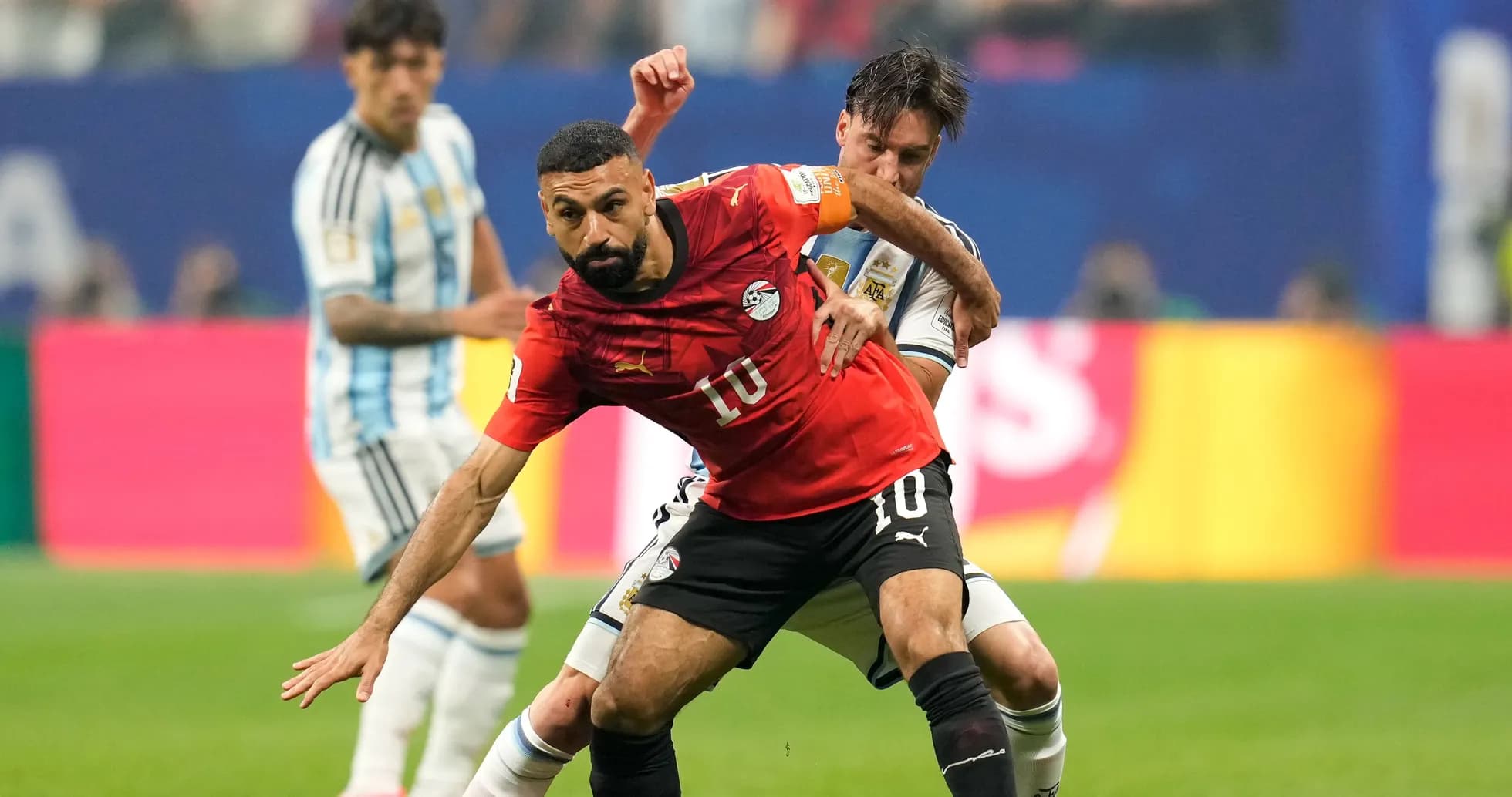 Jugador de Egipto luchando por el balón contra Argentina Jugador de Egipto luchando por el balón contra Argentina