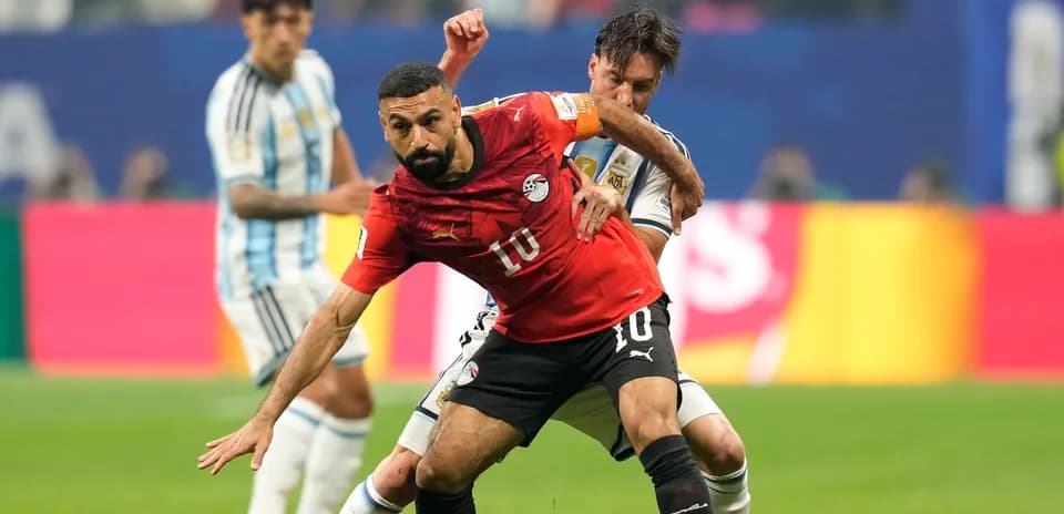 Jugador de Egipto luchando por el balón contra Argentina Jugador de Egipto luchando por el balón contra Argentina