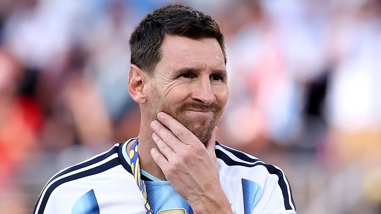 Jugador argentino con medalla tras un partido Jugador argentino con medalla tras un partido