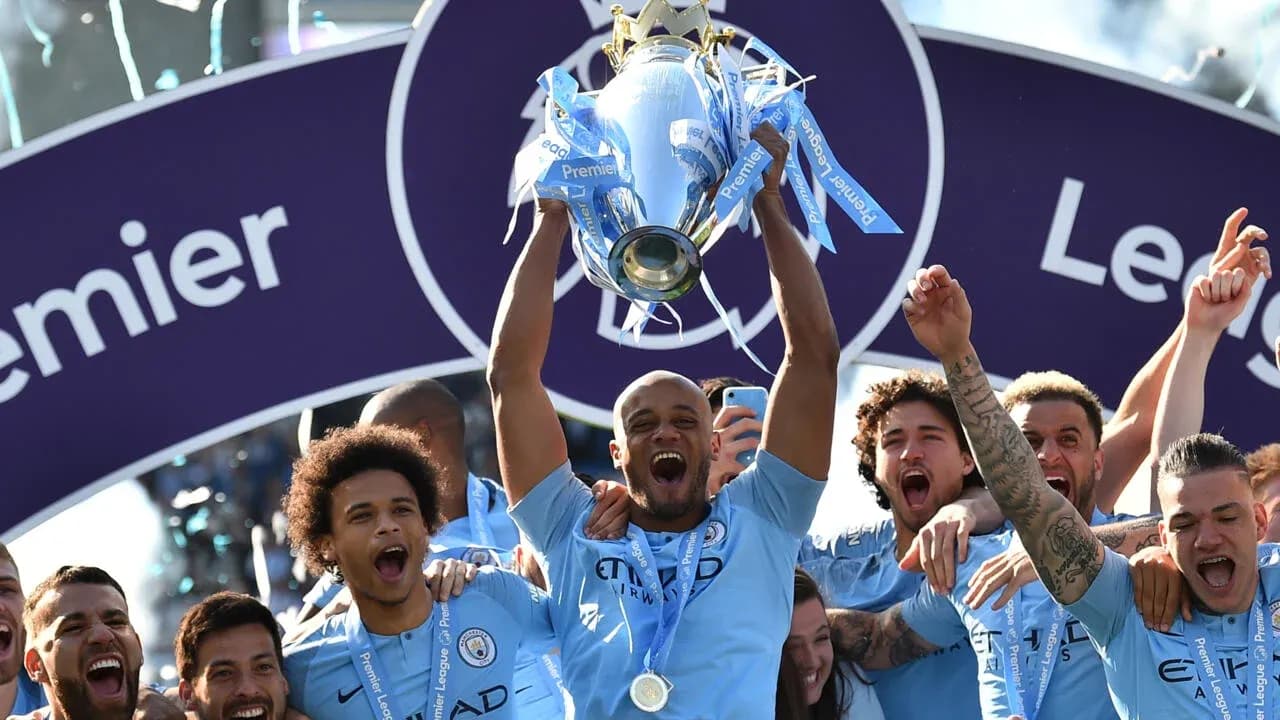 Jugadores de Manchester City celebrando el trofeo Premier League Jugadores de Manchester City celebrando el trofeo Premier League