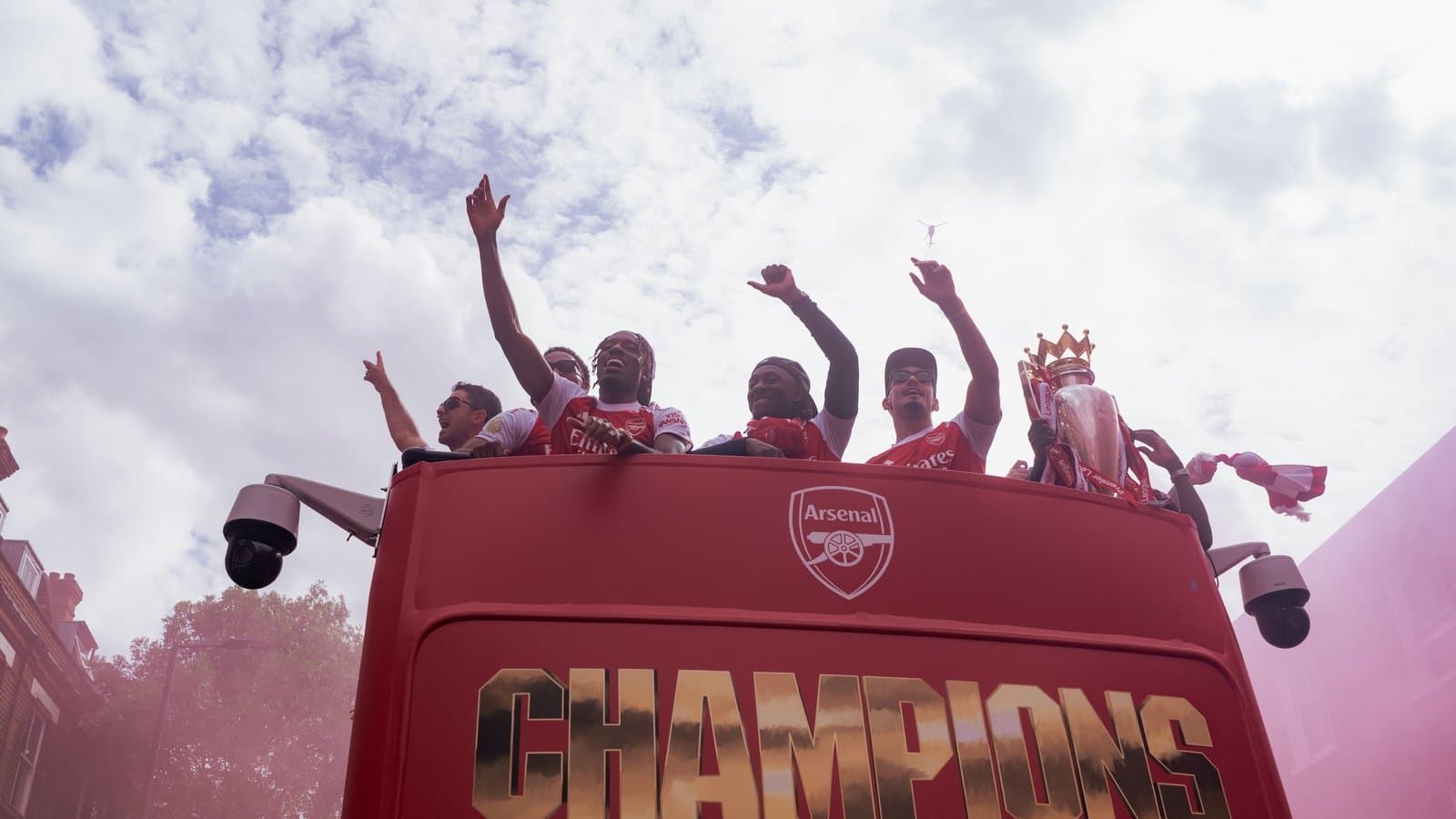 Jugadores de Arsenal celebrando en autobús de campeones Jugadores de Arsenal celebrando en autobús de campeones