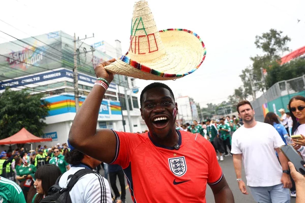 Hombre sonriente con sombrero mexicano en evento deportivo Hombre sonriente con sombrero mexicano en evento deportivo
