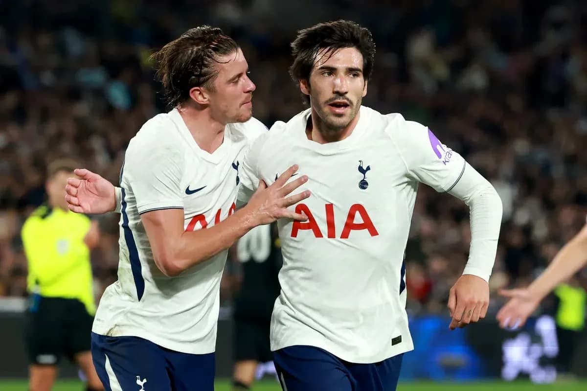 Jugadores de Tottenham celebrando un gol juntos Jugadores de Tottenham celebrando un gol juntos