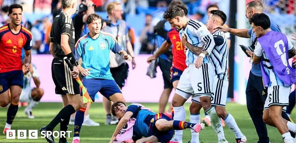 Jugadores de Argentina y España discutiendo en el campo Jugadores de Argentina y España discutiendo en el campo