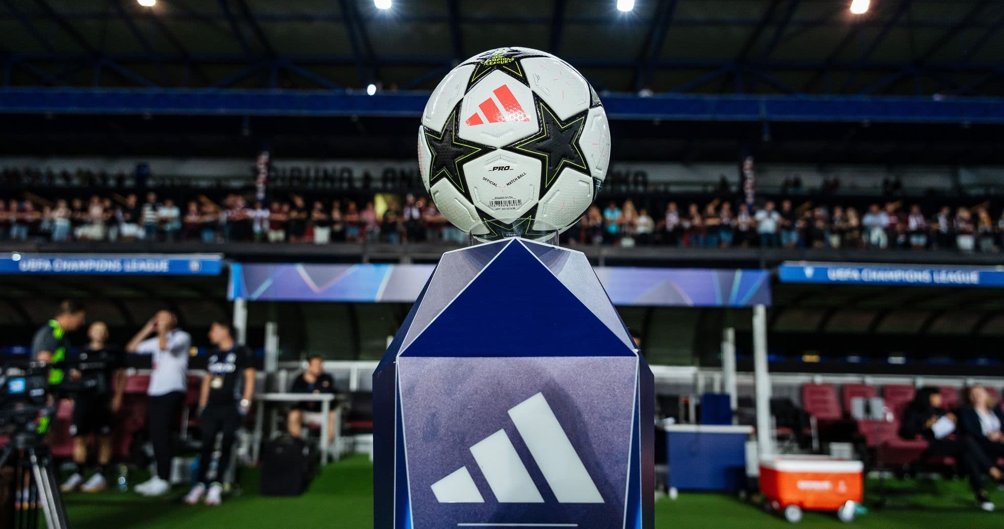 Trofeo de la UEFA Champions League con balón Trofeo de la UEFA Champions League con balón