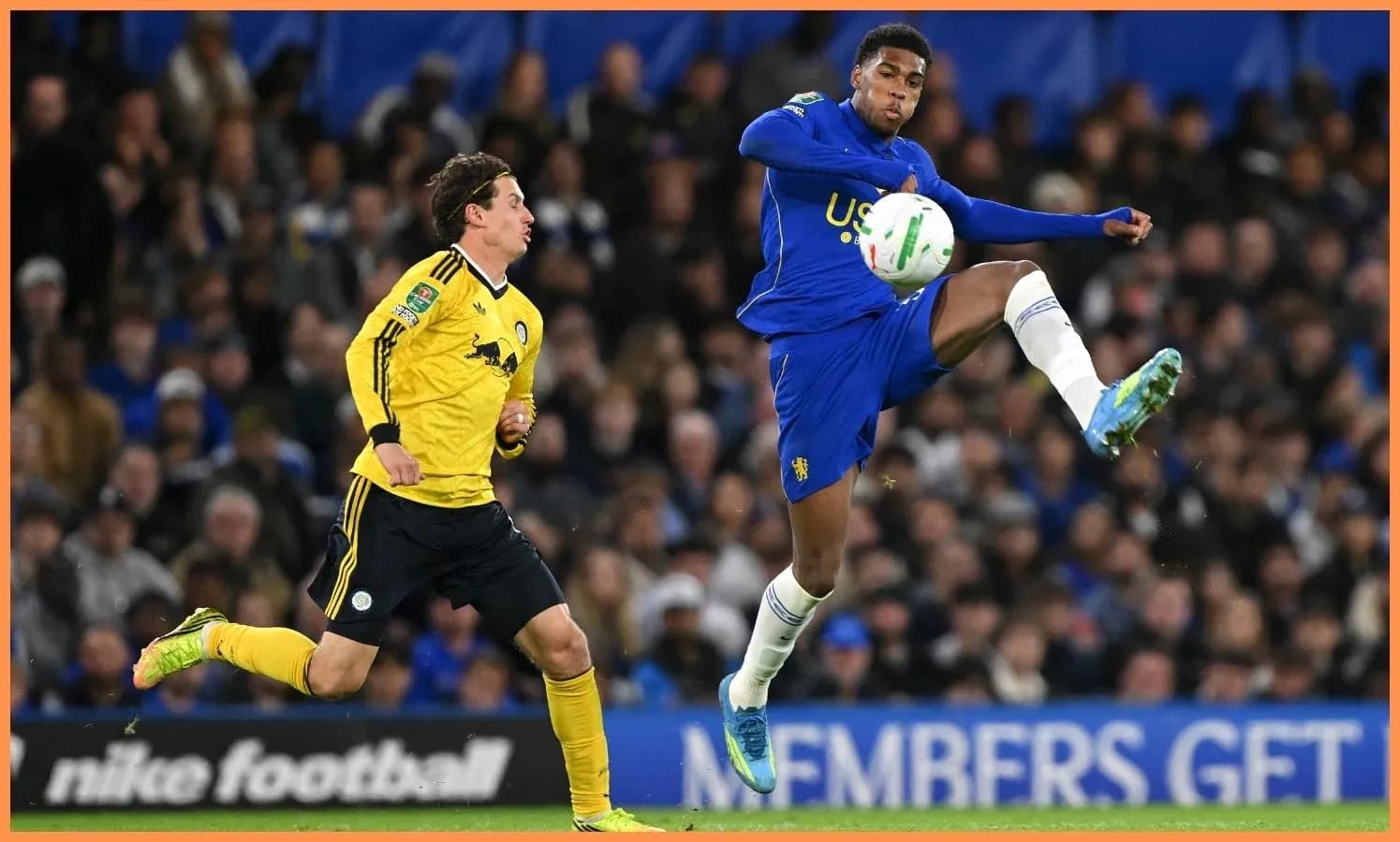 Jugador de Chelsea controla el balón en el partido Jugador de Chelsea controla el balón en el partido