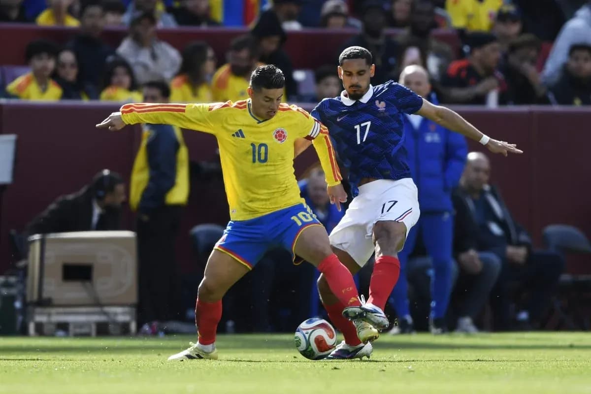 Jugador de Colombia luchando por el balón con jugador francés Jugador de Colombia luchando por el balón con jugador francés