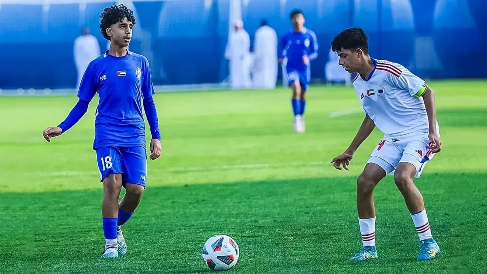 Jugadores compitiendo en el partido Bani Yas U23 vs Al Jazira U23 Jugadores compitiendo en el partido Bani Yas U23 vs Al Jazira U23