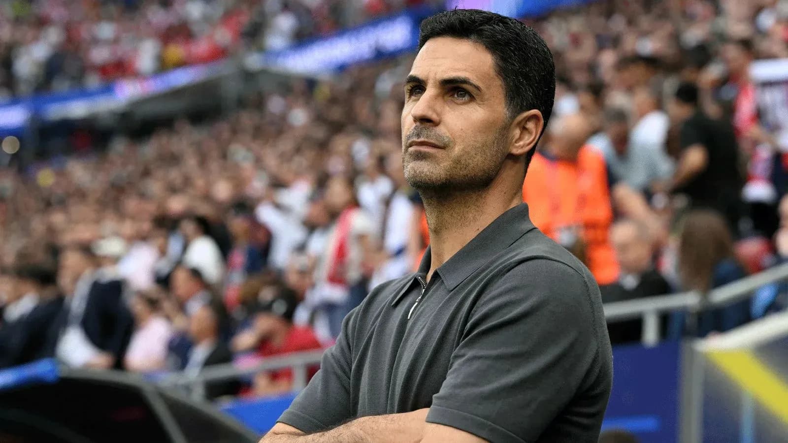 Entrenador observando el partido desde la banda Entrenador observando el partido desde la banda