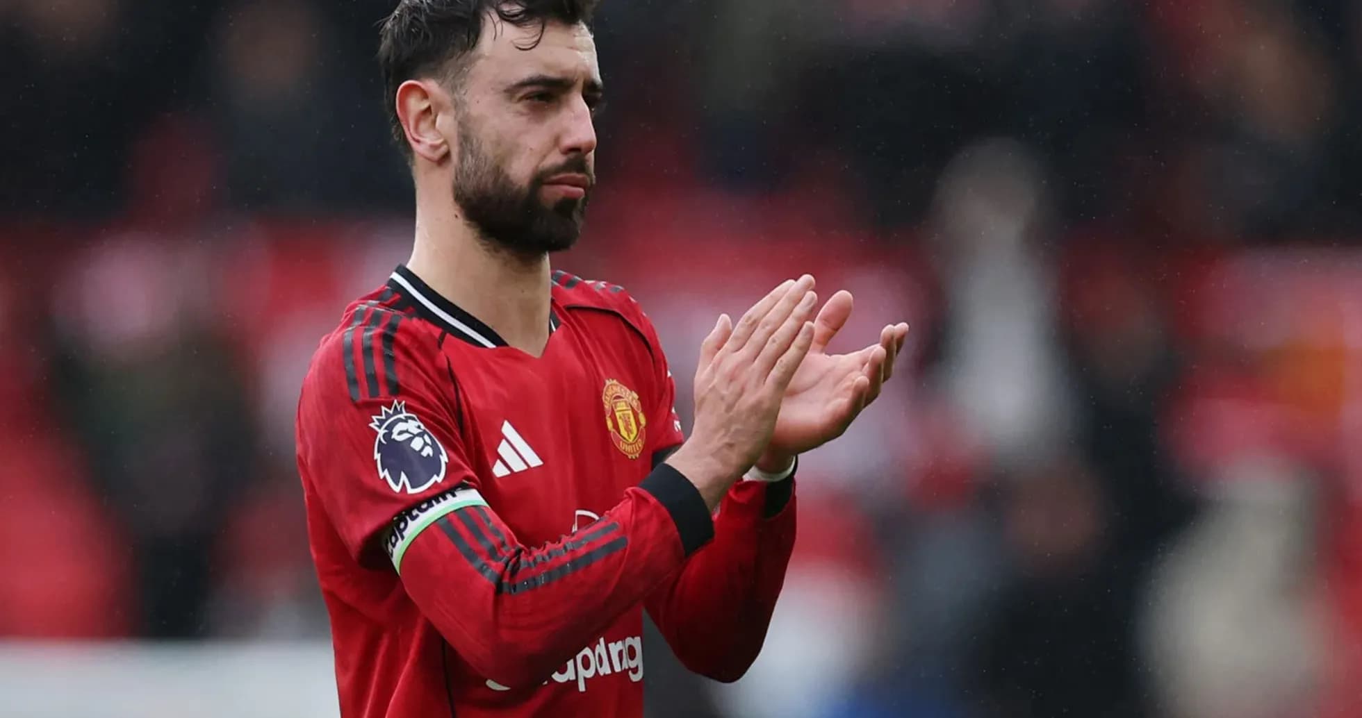 Bruno Fernandes aplaudiendo a los aficionados Bruno Fernandes aplaudiendo a los aficionados