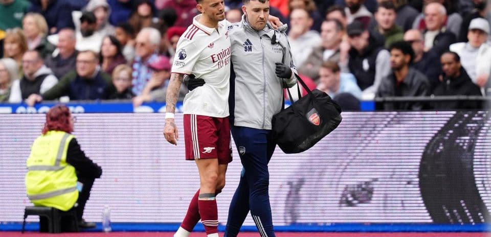 Jugador de Arsenal siendo ayudado por el personal médico Jugador de Arsenal siendo ayudado por el personal médico