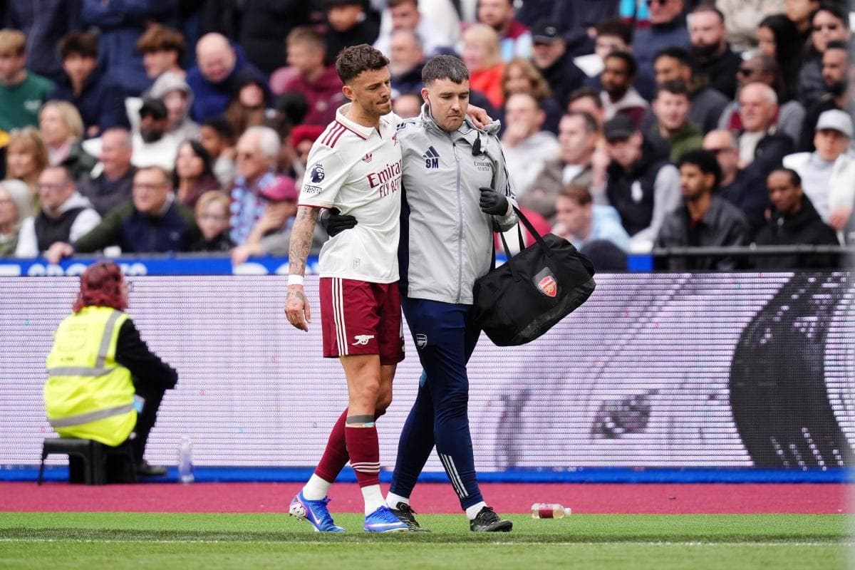 Jugador de Arsenal siendo ayudado por el personal médico Jugador de Arsenal siendo ayudado por el personal médico