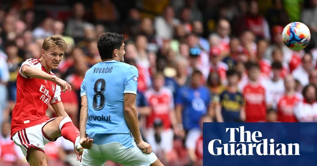 Jugador del Arsenal lanzando el balón a portería Jugador del Arsenal lanzando el balón a portería