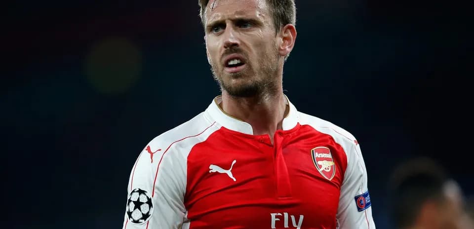 Jugador de Arsenal en acción durante el partido Jugador de Arsenal en acción durante el partido