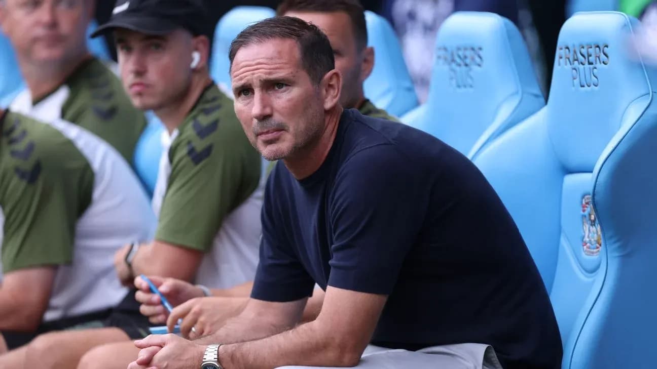 Entrenador sentado en el banquillo durante el partido Entrenador sentado en el banquillo durante el partido