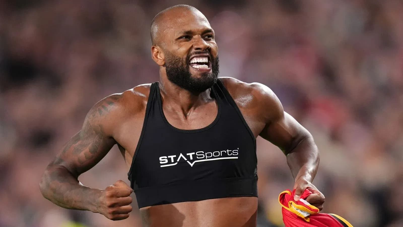Atleta corriendo con camiseta de entrenamiento y sonrisa Atleta corriendo con camiseta de entrenamiento y sonrisa