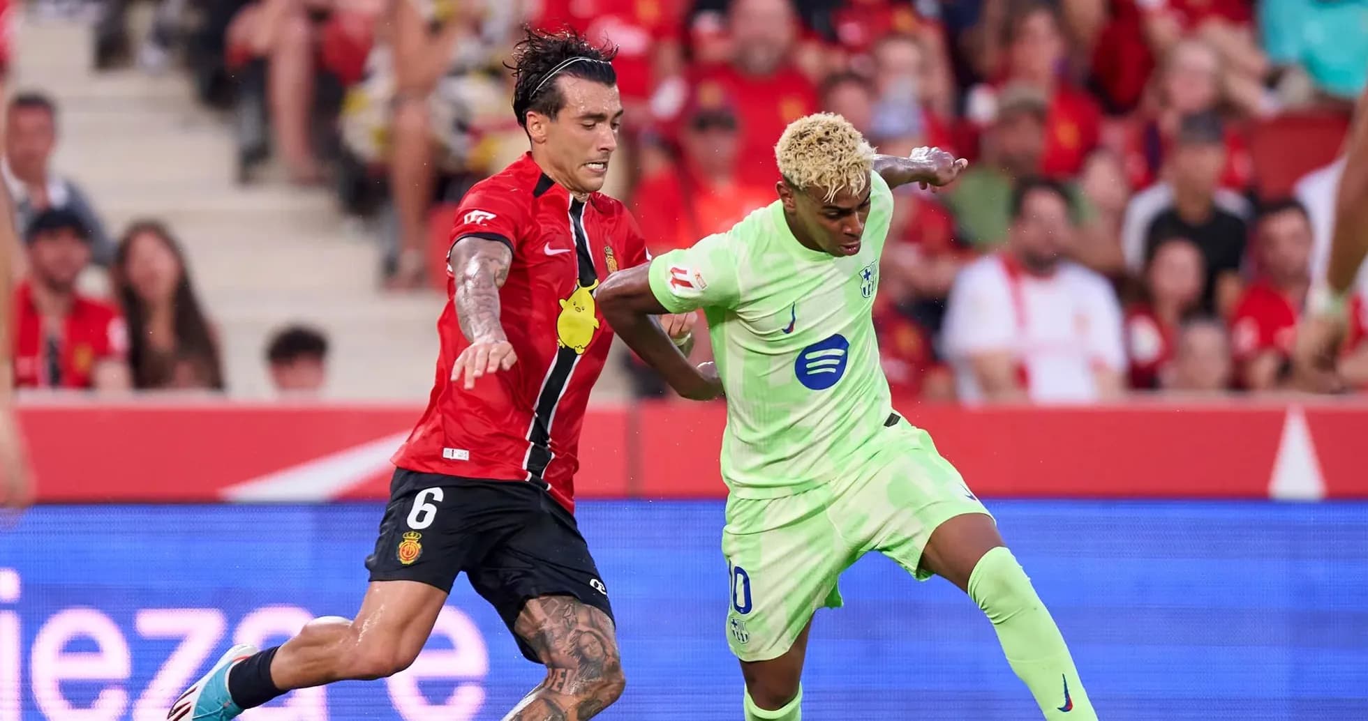Jugador de Mallorca y Villarreal en acción Jugador de Mallorca y Villarreal en acción