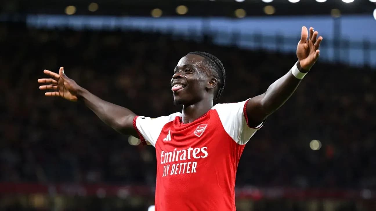 Jugador de Arsenal celebrando con los brazos abiertos Jugador de Arsenal celebrando con los brazos abiertos
