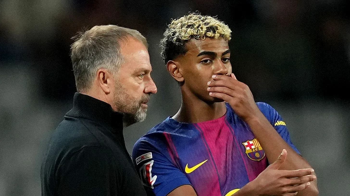 Entrenador conversando con jugador de Barcelona durante partido Entrenador conversando con jugador de Barcelona durante partido