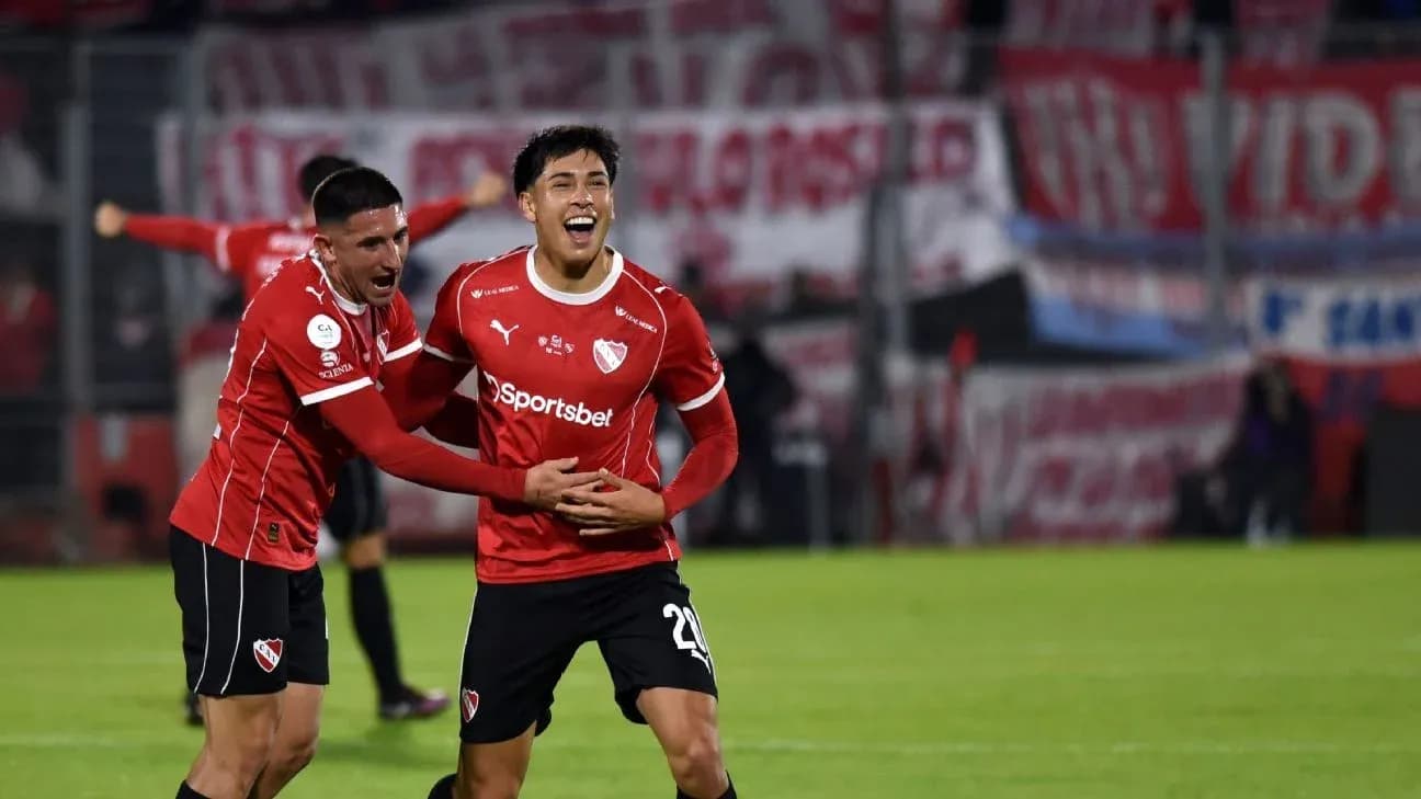 Jugadores de Independiente celebrando un gol Jugadores de Independiente celebrando un gol