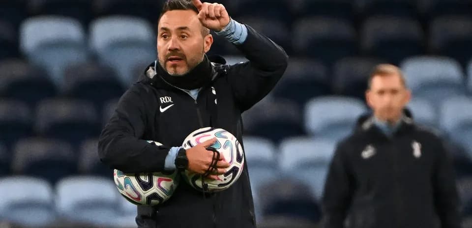 Entrenador dirigiendo una sesión con balones en mano Entrenador dirigiendo una sesión con balones en mano