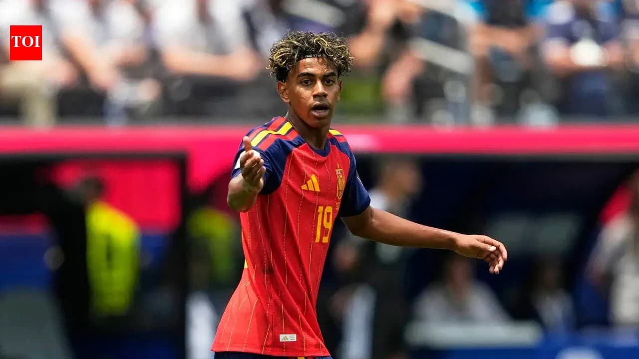Jugador de España señalando durante un partido Jugador de España señalando durante un partido