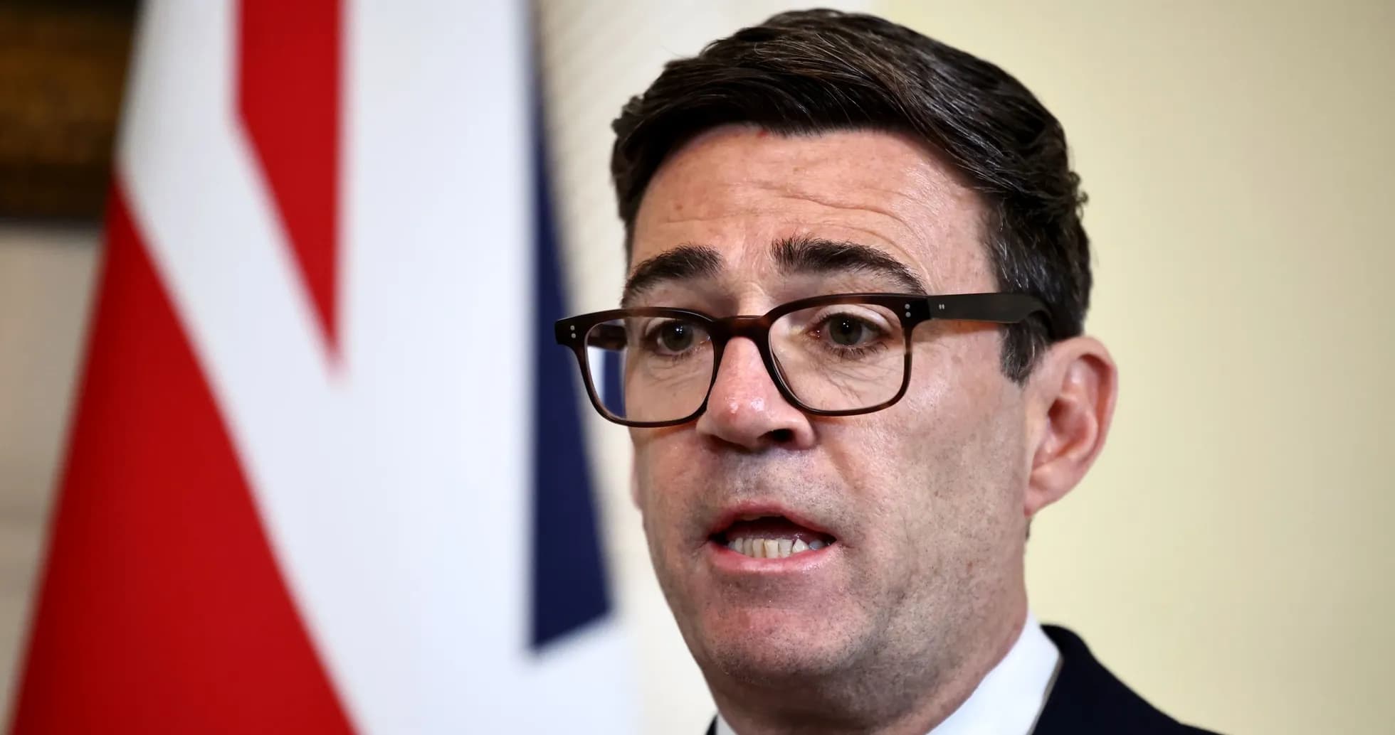 Político hablando ante una bandera del Reino Unido Político hablando ante una bandera del Reino Unido