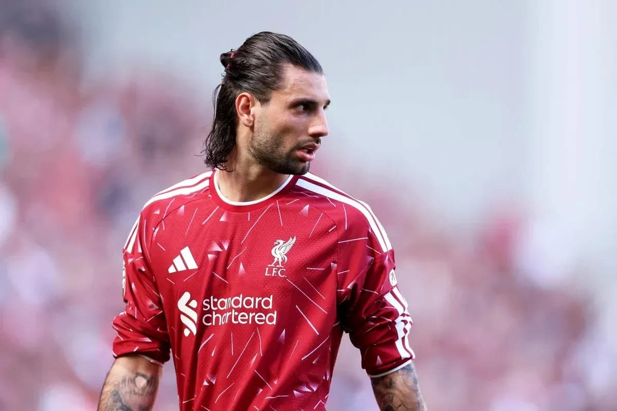 Portero de Liverpool en uniforme rojo durante el partido Portero de Liverpool en uniforme rojo durante el partido